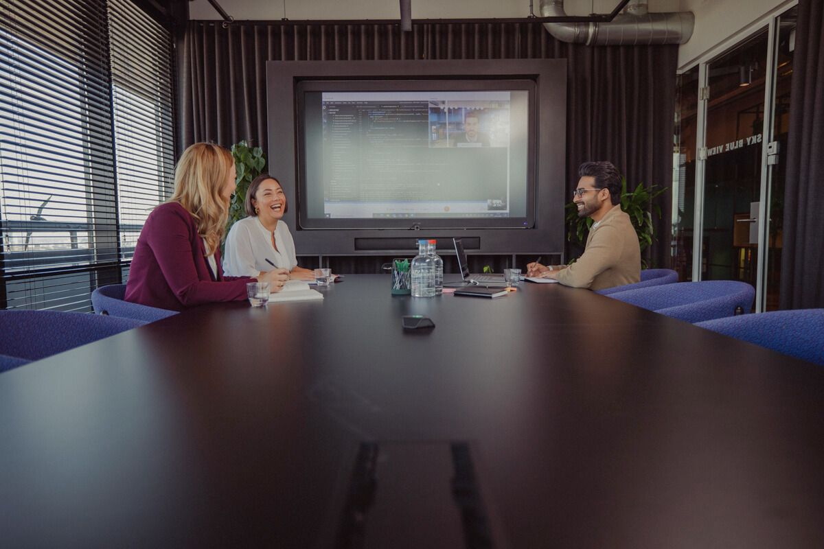 Man met een headset werkt op zijn laptop in een modern kantoor, illustrerend voor offshore outsourcing en internationale samenwerking.