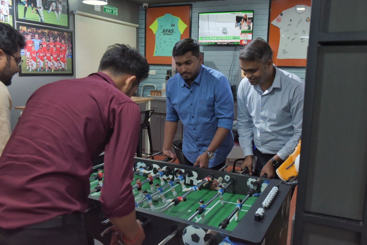 Avondzicht op IT-bedrijvencampus in India, mogelijk locatie van internationale WorldEmp engineers.