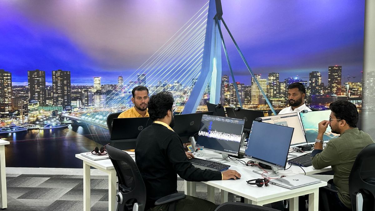 Team van Big Data specialisten werkt samen in open kantoorruimte met stedelijke skyline op achtergrond, symbool voor samenwerking en data-expertise bij WorldEmp.